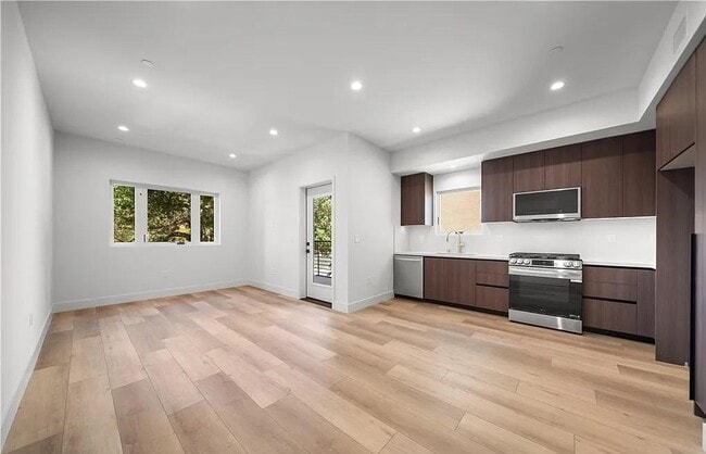 property at 150 S Oak Knoll Ave