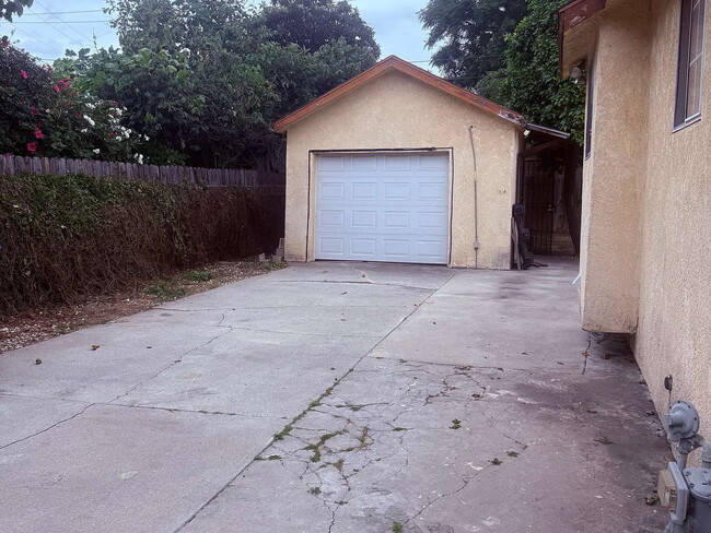 property at 128 Roselyn Pl