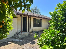 212 Besant Rd in Ojai, CA - Building Photo