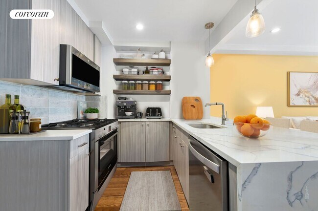 23-33-33 31st Rd in Queens, NY - Foto de edificio - Building Photo