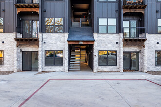 NEW APARTMENTS IN THE HEART OF DOWNTOWN in Springfield, MO - Foto de edificio - Building Photo