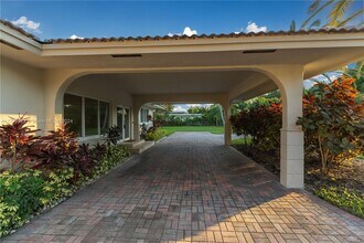 12275 SW 77th Ave in Pinecrest, FL - Foto de edificio - Building Photo