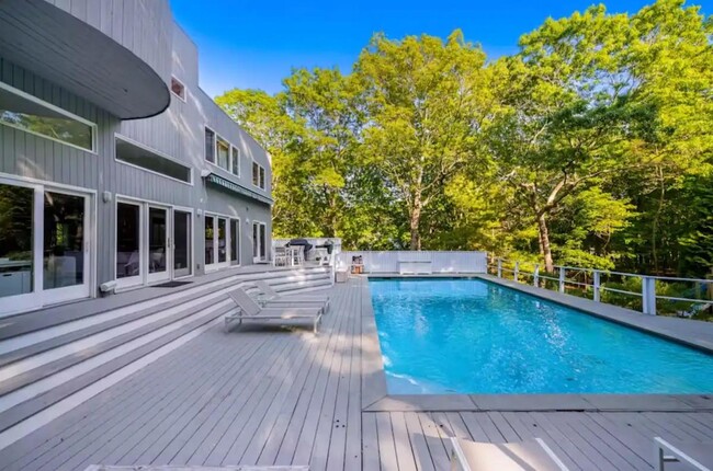 206 Treescape Dr in East Hampton, NY - Building Photo - Building Photo