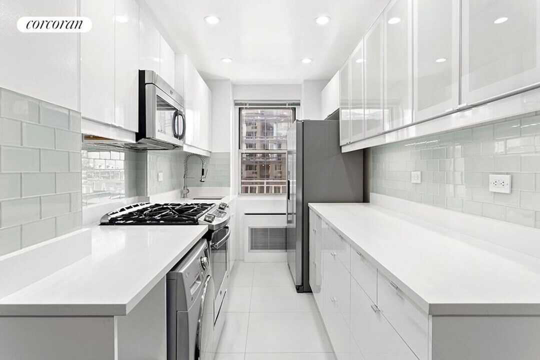301 E 66th St in New York, NY - Building Photo
