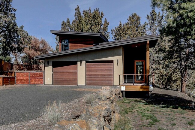 20012 Beaver Ln in Bend, OR - Building Photo - Building Photo