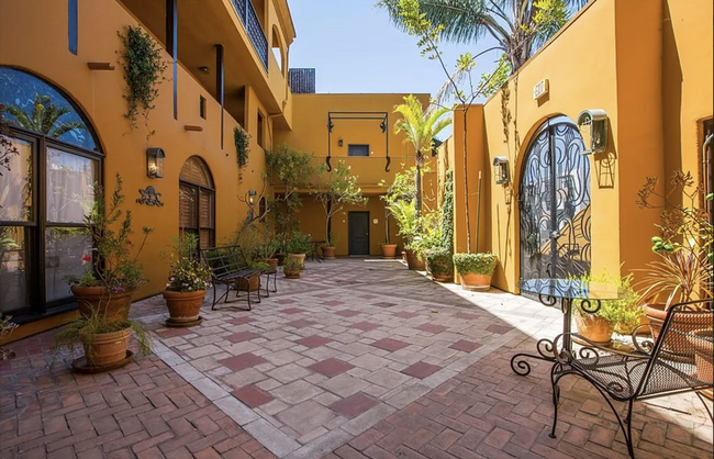 828 N Hudson Ave, Unit 215 in Los Angeles, CA - Building Photo - Building Photo