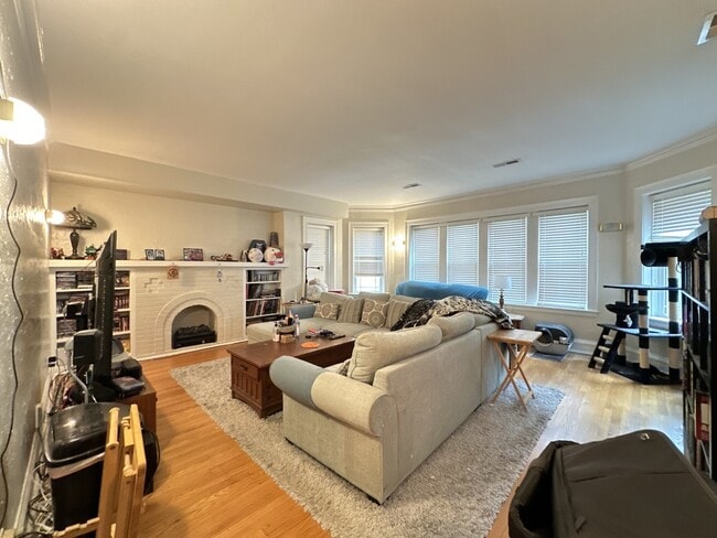 2619 W Greenleaf Ave, Unit G09C