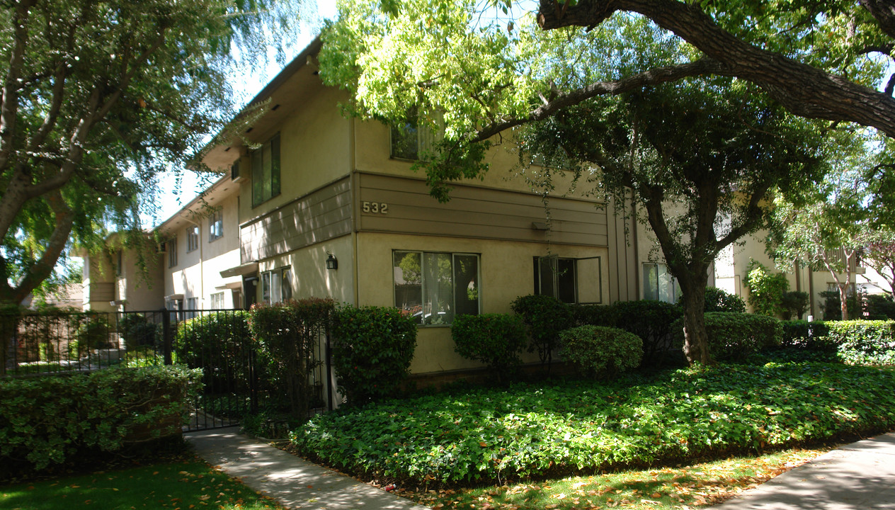 532-540 E Washington Blvd in Pasadena, CA - Foto de edificio