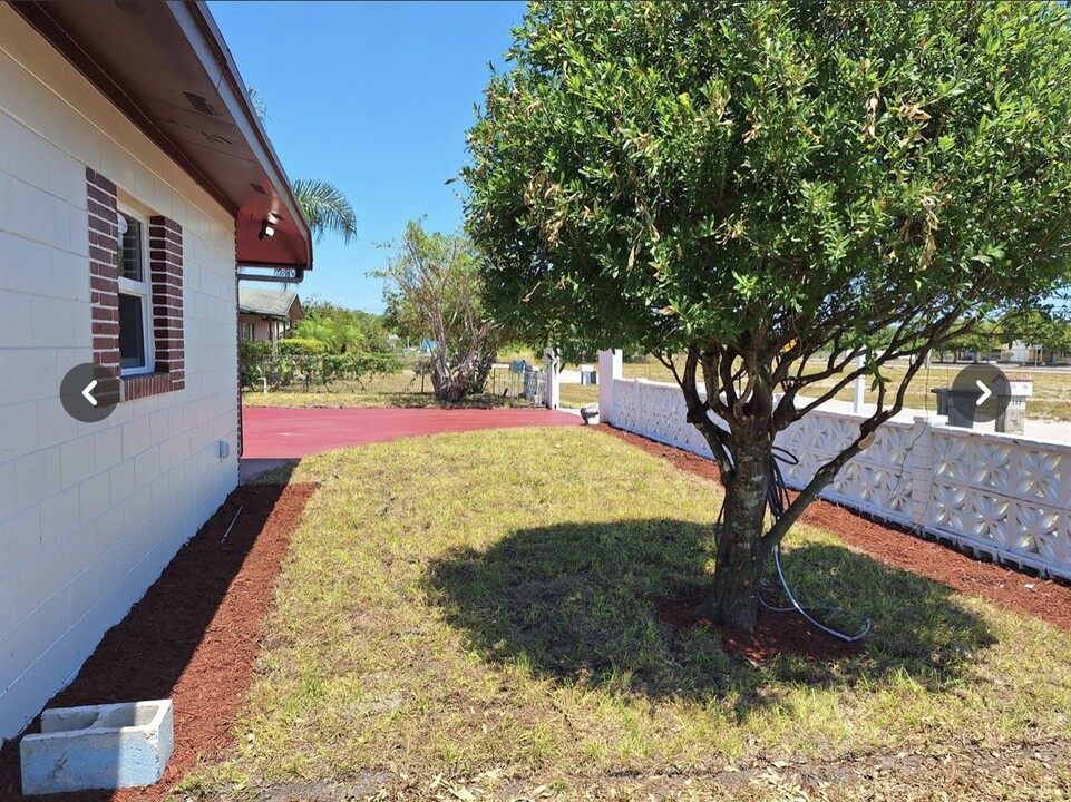 113 Academy Dr in Fort Pierce, FL - Building Photo