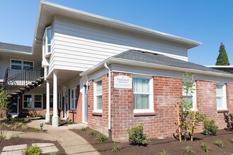 565 N Rosa Parks in Portland, OR - Foto de edificio - Building Photo