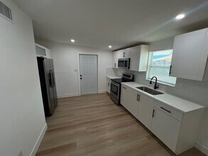 10540 NW 28th Ave in Miami, FL - Foto de edificio - Building Photo