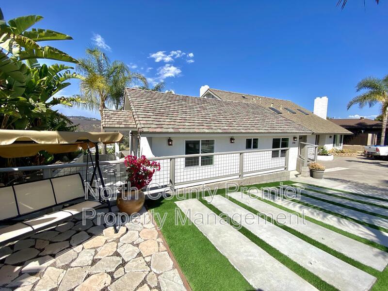 2708 Galicia Way in Carlsbad, CA - Building Photo