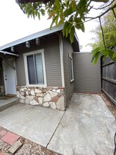 649 Santa Clara Ave, Unit 649 1/2 in Venice, CA - Foto de edificio - Building Photo