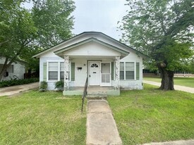 306 E Bowie St in Luling, TX - Building Photo