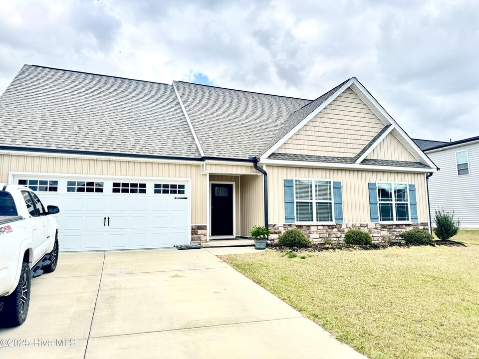 3835 E Baywood Ln in Greenville, NC - Building Photo