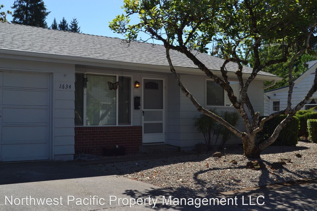 1624 Capitol St SE in Salem, OR - Building Photo