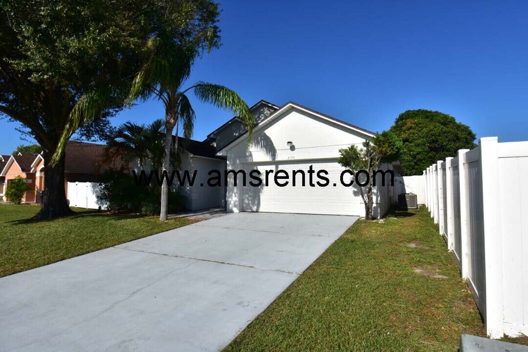 2153 Flintlock Blvd in Kissimmee, FL - Building Photo