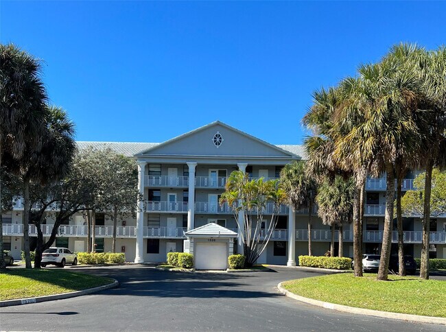 1526 Whitehall Dr in Davie, FL - Building Photo - Building Photo