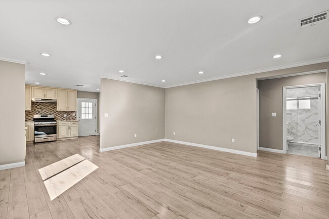 6717 Cedros Ave in Van Nuys, CA - Foto de edificio - Building Photo