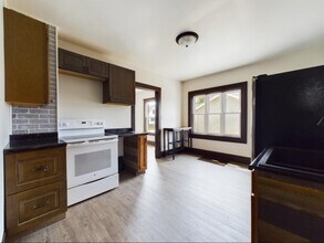 2018 Monroe St, Unit Lower in Two Rivers, WI - Foto de edificio - Building Photo