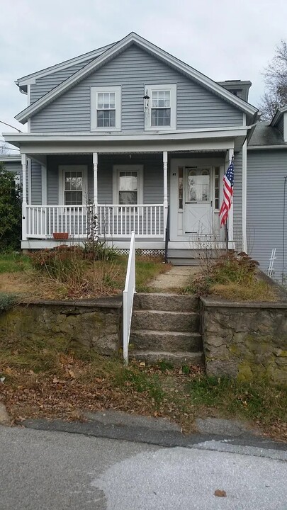 41 N Pleasant St, Unit 1st floor Left side in West Warwick, RI - Foto de edificio