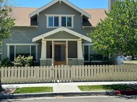 486 Grove St in Bishop, CA - Building Photo