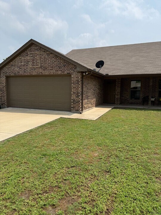 414-416 E Simmons St in Weatherford, TX - Building Photo