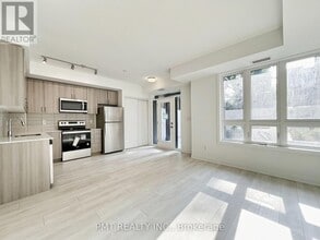 4045 Hickory Dr in Mississauga, ON - Building Photo - Building Photo