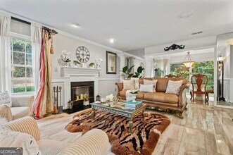 81 Hampshire Ct in Avondale Estates, GA - Foto de edificio - Building Photo