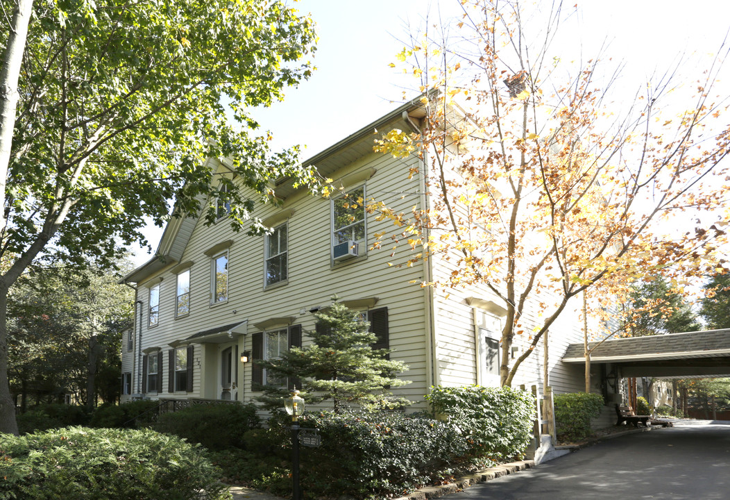 Villa Paradise Apartments in Lebanon, NJ - Building Photo