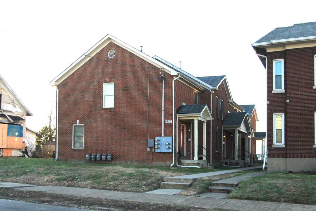 2852 W Market St in Louisville, KY - Foto de edificio