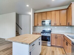 7695 Pecos Rdg in Boerne, TX - Foto de edificio - Building Photo