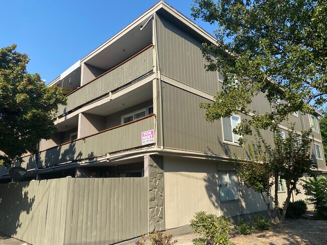 1004 S Cloverdale St in Seattle, WA - Building Photo - Building Photo