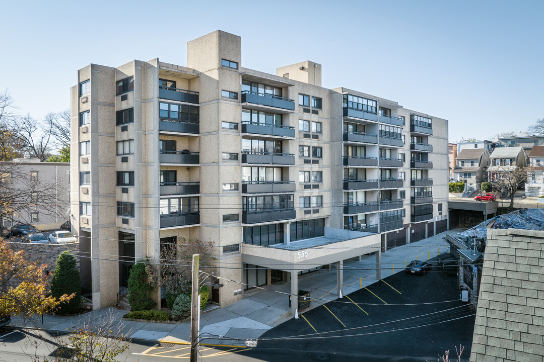 The Chateau in Cliffside Park, NJ - Building Photo