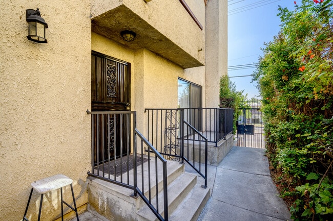 13203 Vanowen St in North Hollywood, CA - Building Photo - Building Photo