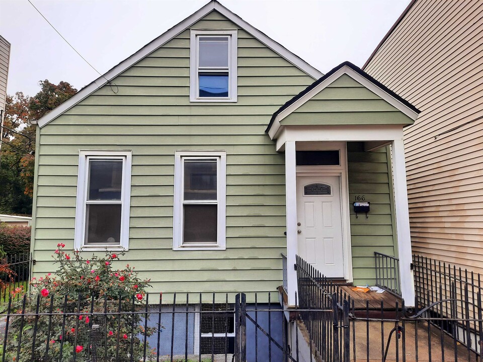 166 St Pauls Ave in Jersey City, NJ - Foto de edificio