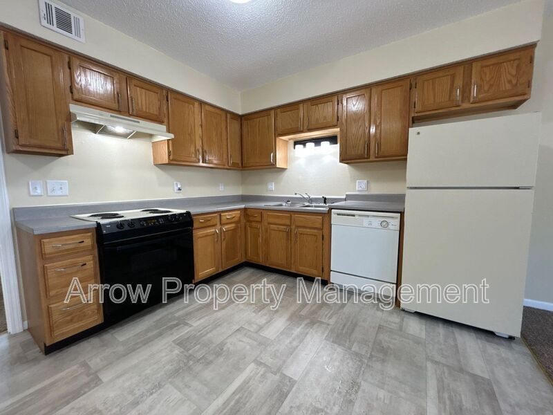 1009 14-4 in Wamego, KS - Building Photo