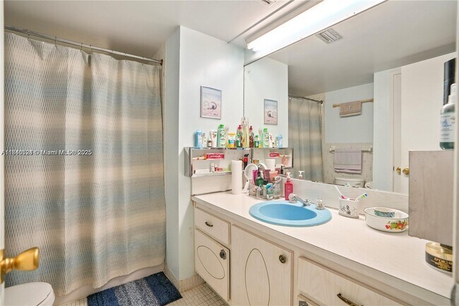 1680 NE 191st St in Miami, FL - Foto de edificio - Building Photo