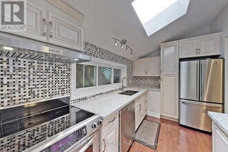 16 Sandalwood Pl in Toronto, ON - Building Photo - Building Photo