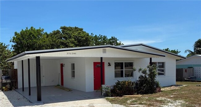 3503 NE Sandra Dr in Jensen Beach, FL - Foto de edificio - Building Photo