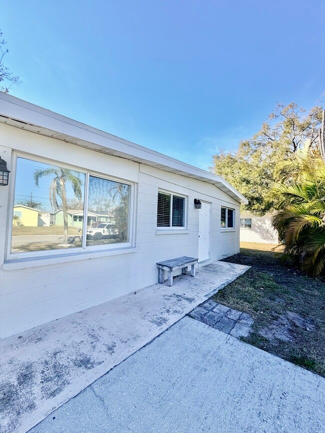 1063 Lillian St in Venice, FL - Foto de edificio - Building Photo
