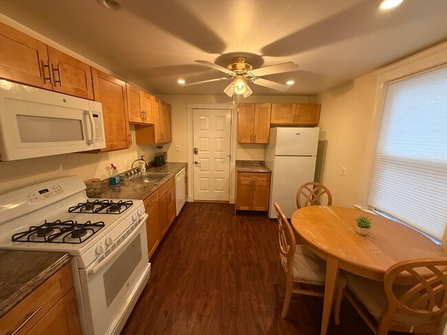 67 Oak St, Unit 1 in Somerville, MA - Foto de edificio - Building Photo