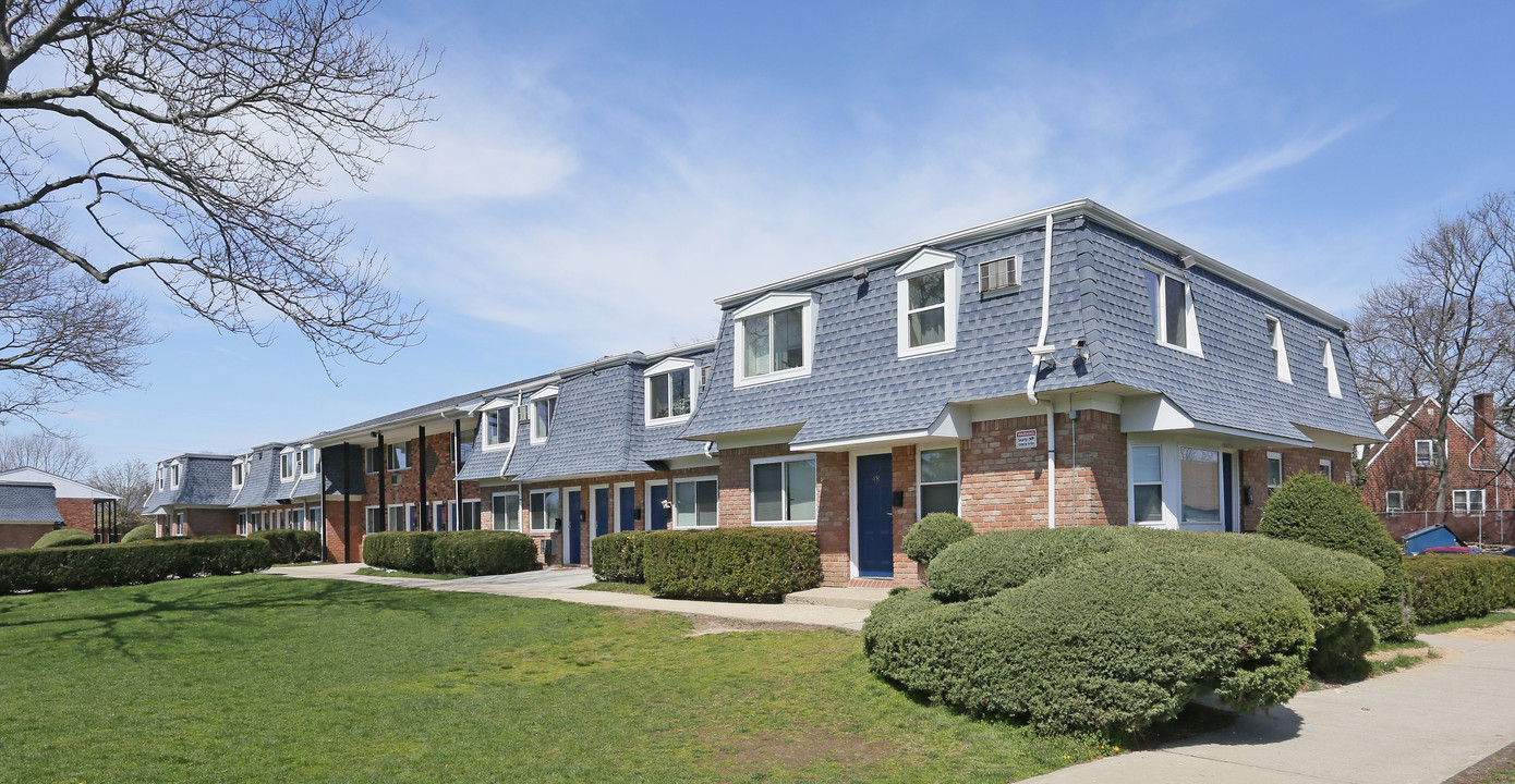 Cambridge Garden Apartments in Amityville, NY - Building Photo