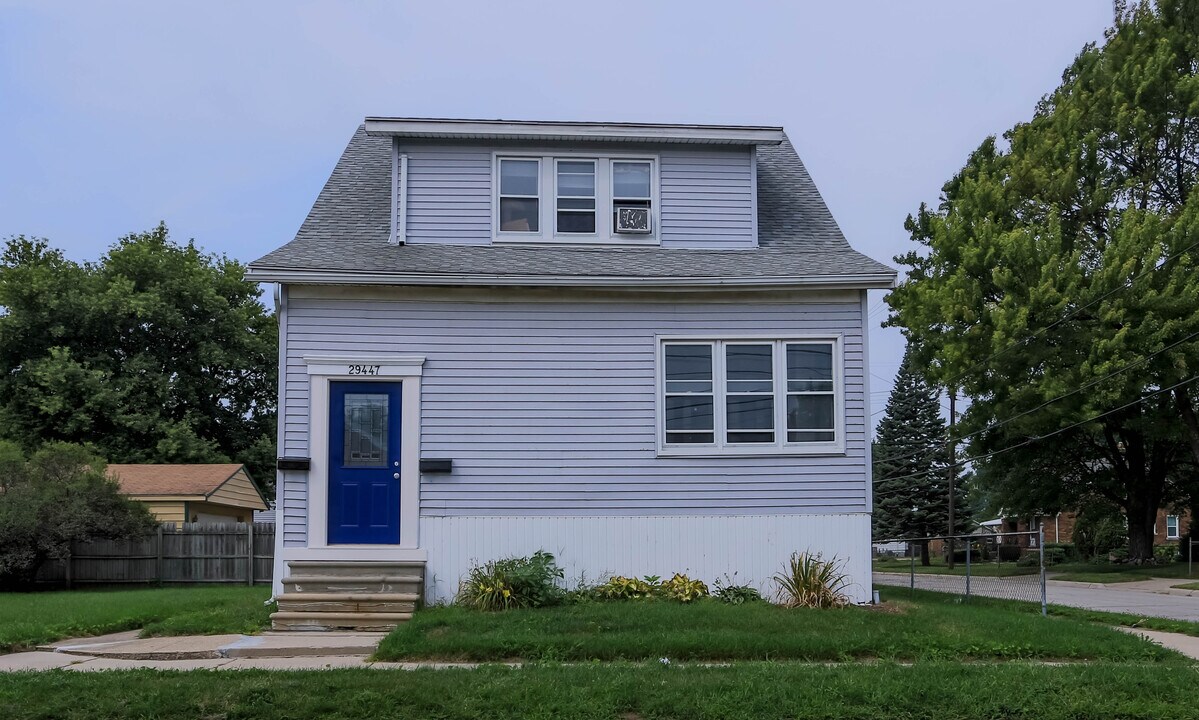 29447 Kelly Rd in Roseville, MI - Building Photo