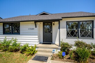 17089 Kingsbury St in Granada Hills, CA - Foto de edificio - Building Photo