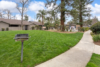 Dry Creek Meadows Apartments in Clovis, CA - Foto de edificio - Building Photo