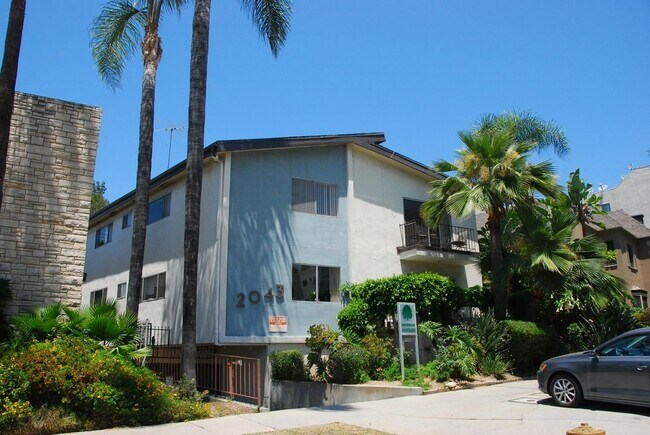 2043 Beachwood Drive, in Los Angeles, CA - Building Photo - Building Photo
