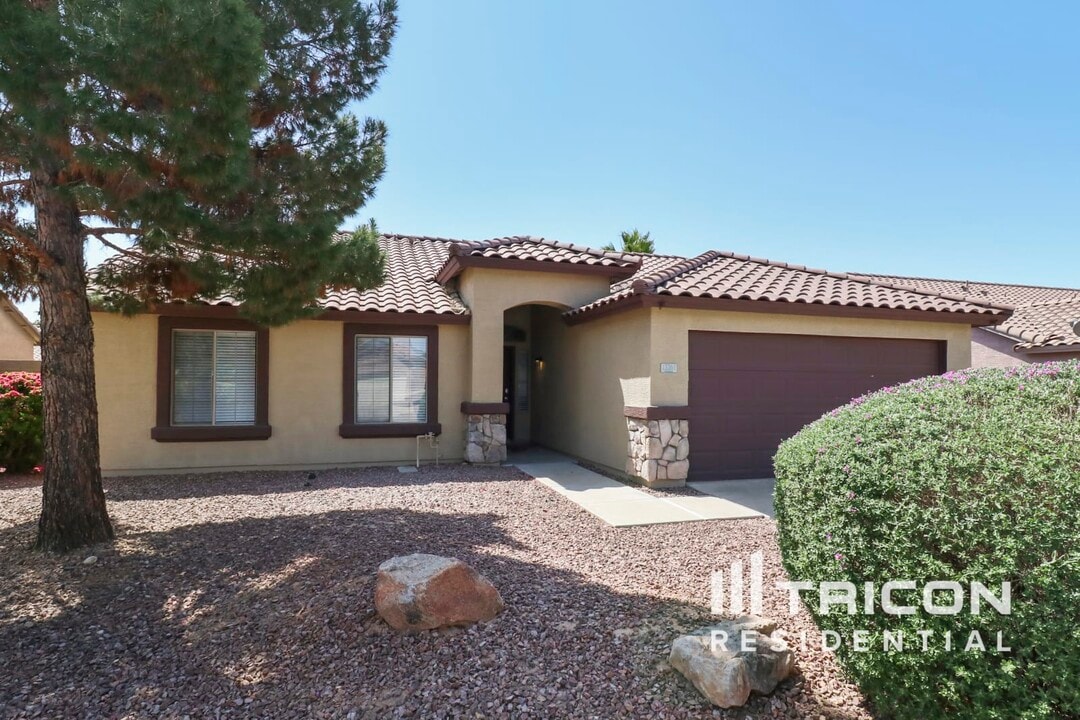 13261 W Paradise Ln in Surprise, AZ - Building Photo