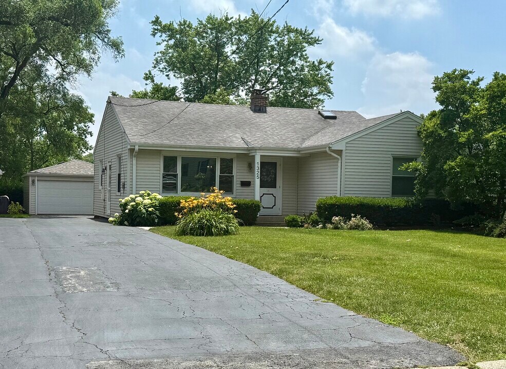 1325 Reid St in Western Springs, IL - Building Photo