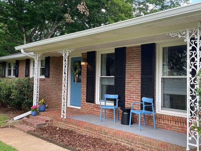 property at 404 Harolds Dr NW
